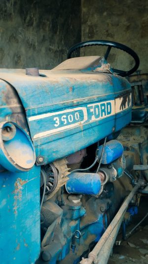 a close up of an old blue tractor